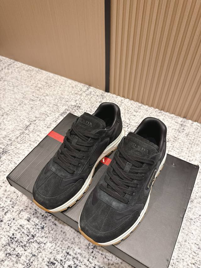 Premium Edition: Prada's new men's sports casual shoes. These shoes feature an i