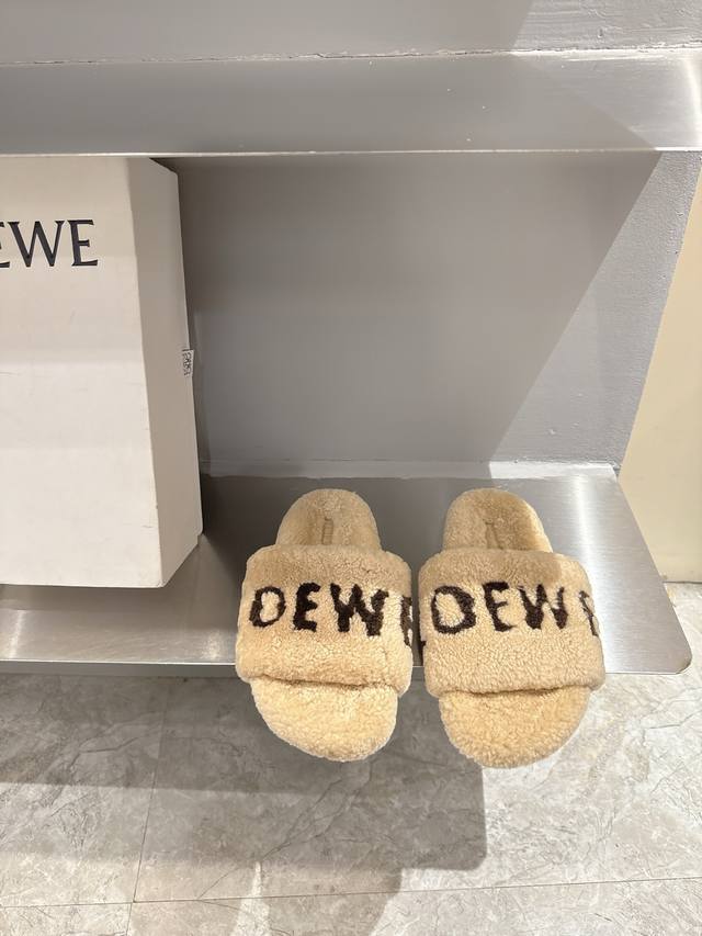Loewe's new furry slippers for autumn/winter 2025 are here! DDD. The rounded toe