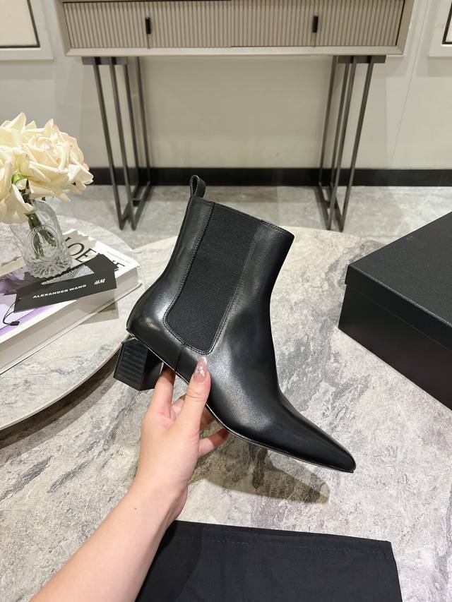 Agent-level Alexander Wang's new autumn and winter short boots with cut-out spec