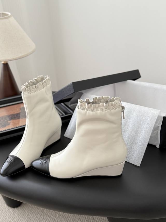 Chanel 25P show-style thick-soled wedge-heeled Mary Jane boots DDD. Heels are ab