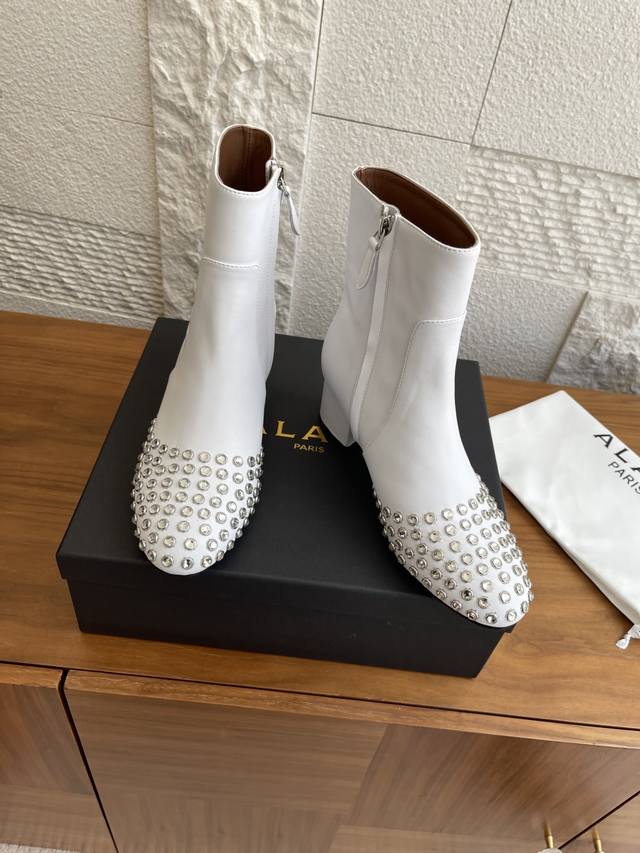 Top version: Alaia 25Ss new autumn and winter round-toed rhinestone rivet side z