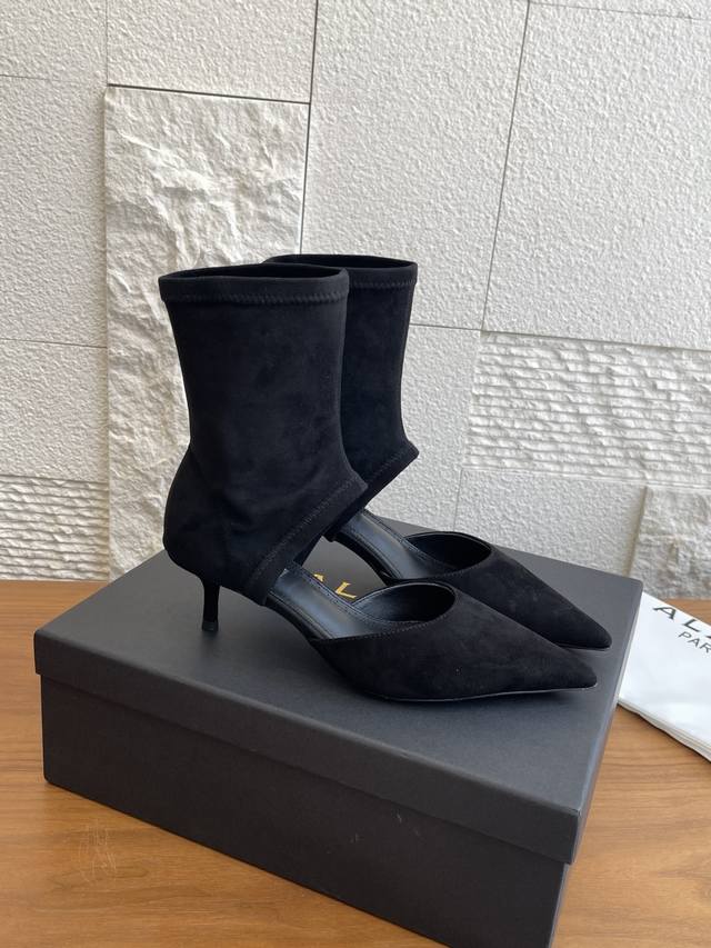 Top version: Alaia 25Ss new autumn and winter pointed toe hollow stiletto heel s