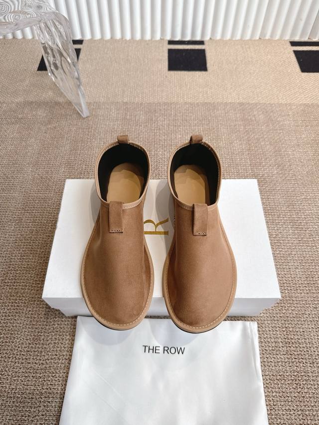 The Row 25 Spring/Summer new flat-soled dance shoes DDD. It's rare to see a danc