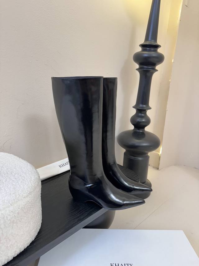 Khait* 25Ss New pointed-toe boots are simple and versatile! Khaite boots are the