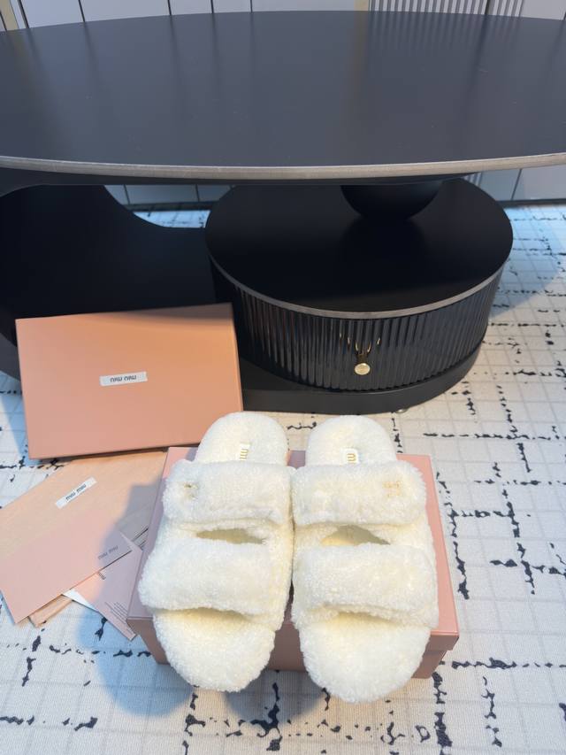 Miu Miu 25Ss New Autumn and Winter Fur Slippers~ A new and versatile fashion ite