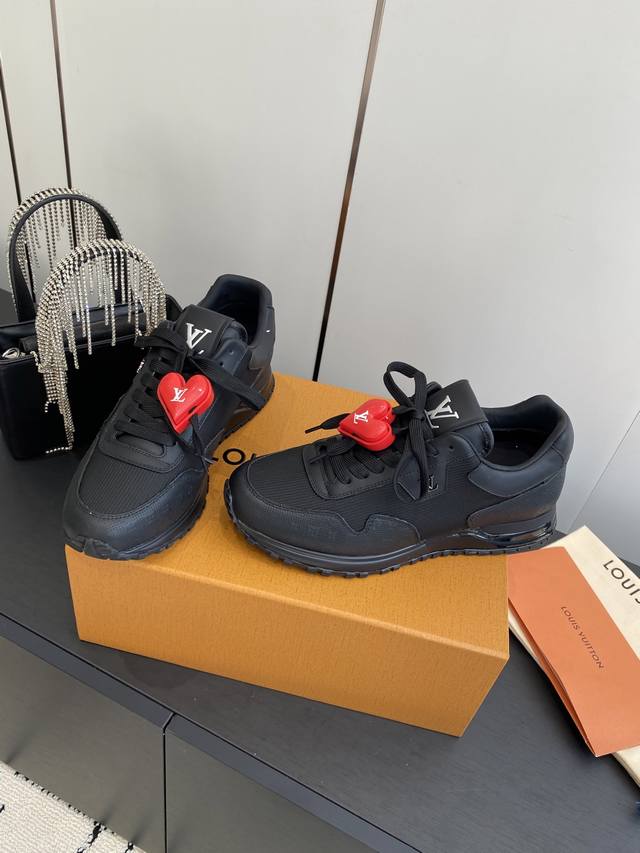 Accessories 60 Louis Vuitton classic men's sneakers. The iconic Run Away sneake