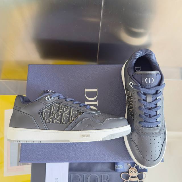 Premium Edition: Low-top sneakers in the latest colorway, the Dior B27 collectio