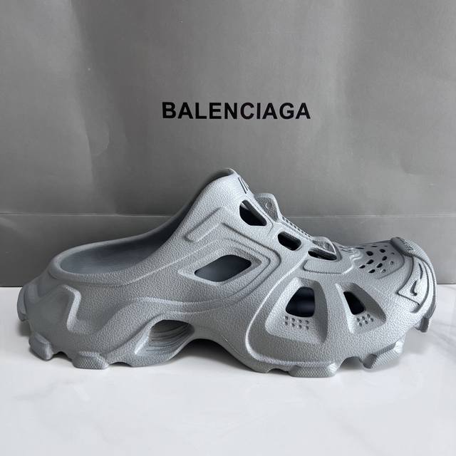 Balenciaga's must-have summer beach shoes: P men's and women's shoes are made of