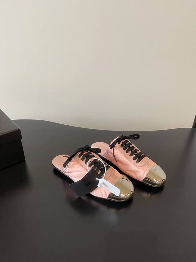 Prada's latest iron-toed Dexter lace-up half-slippers Prada adheres to a simple