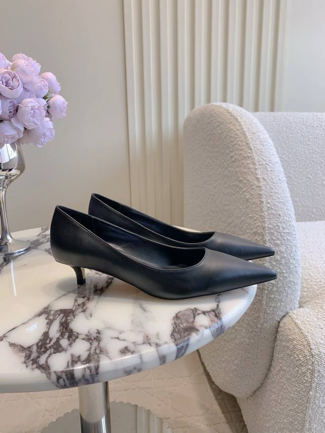 Jimmy Cho*'s new kitten heel low-heeled shoes are simple, elegant, and comfortab