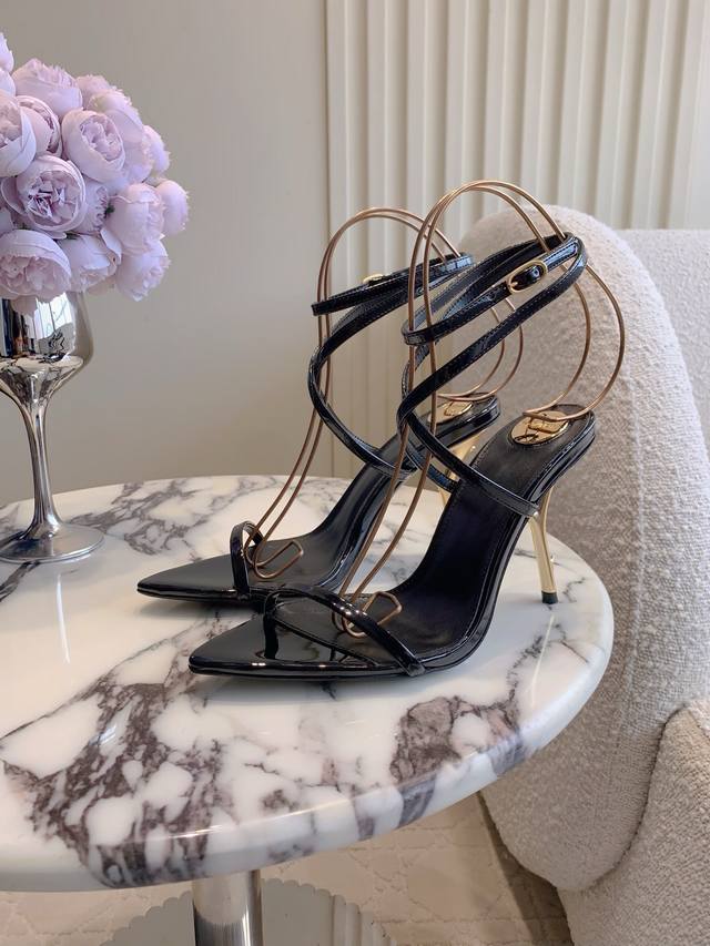 Saint Lauren* Ysl Yang Shulin's new small gold bar pointed high-heeled sandals.