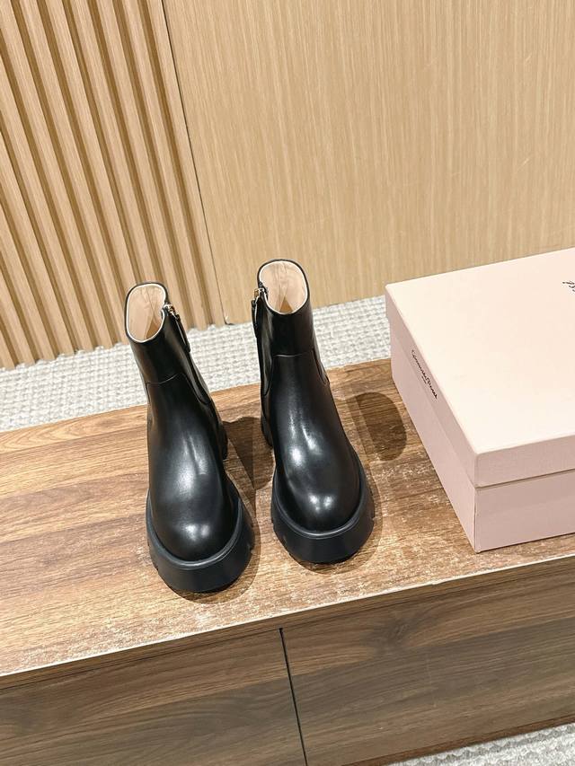 Gianvito Rossi platform Chelsea boots with thick heels and round toes, made in D