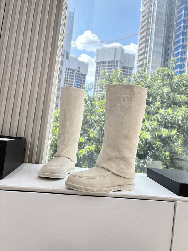 G588 Chanel* Chanel's new autumn and winter lettered knight boots. These knight