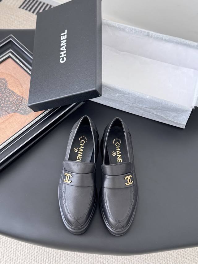 Chanel 25B Autumn/Winter Haute Couture Collection Single Shoes DDD. Excellent qu