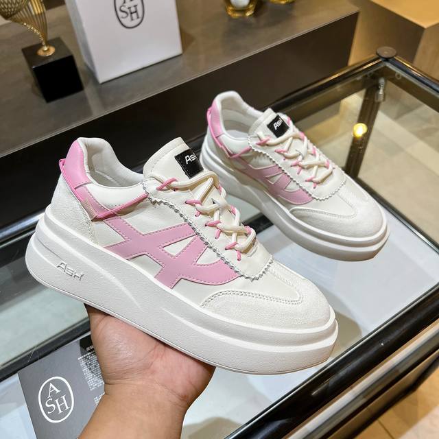 New Ash celebrity casual series, simple perforated design, breathable upper, wi