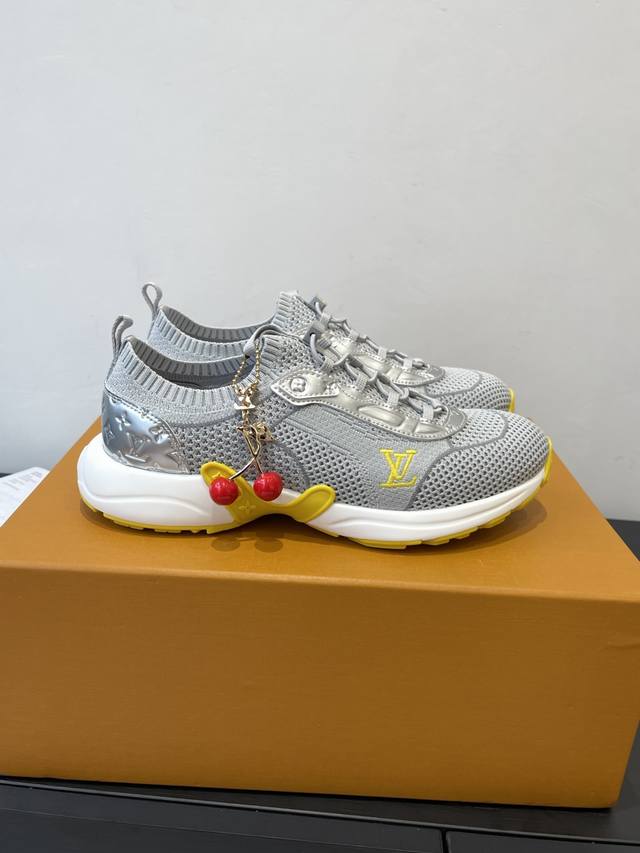 Lv Louis Vuitton 25Ss new sneaker socks. DDD. This sporty, streamlined design is