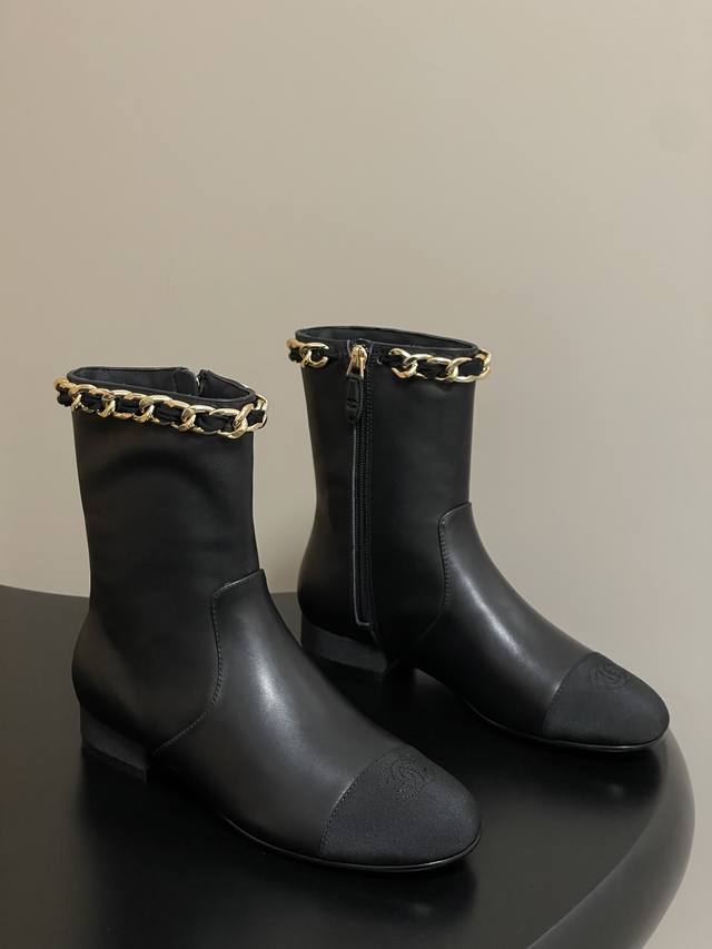 New Early Fall Chanel 25B Fall/Winter Runway Style Diamond-Quartz Chain Ankle B