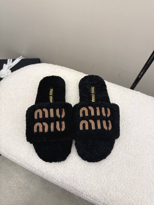 224 Miu Miu's French cream-scented toe cap is a masterstroke! It doesn't oversha