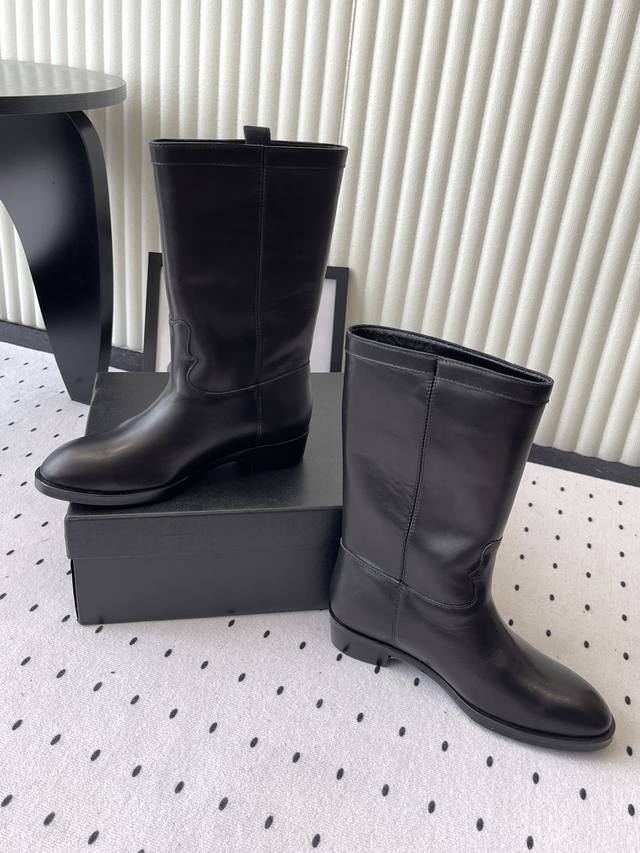 Chanel's new autumn and winter knight boots have a unique western boot design wi