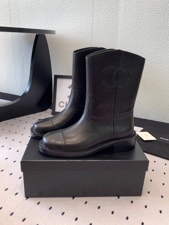 Purchasing level Chanel's new classic large double C knight boots are a timeles