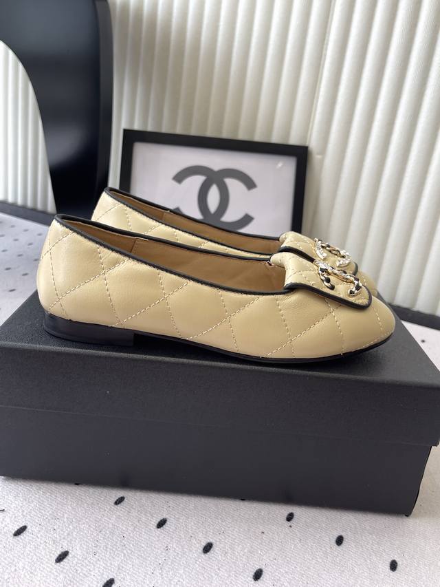 Chanel's new double C flat shoes, high-end version, catwalk, high-end ready-to-w