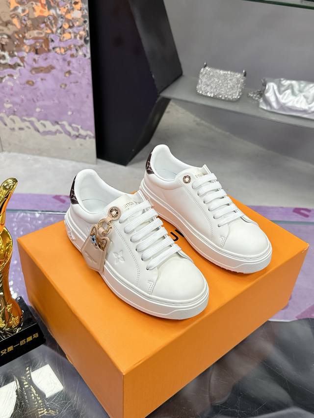 Factory Price: Aircraft Box 10 Lv Couple's Thick-Sole White Shoes Classic Series