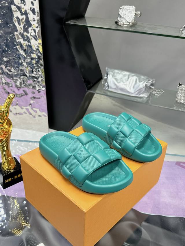 Factory Price: Louis Vuitton Embossed Slippers 5 new Louis Vuitton slippers, th
