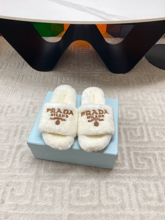 Factory Prada's new autumn and winter wool slippers are a versatile and fashion