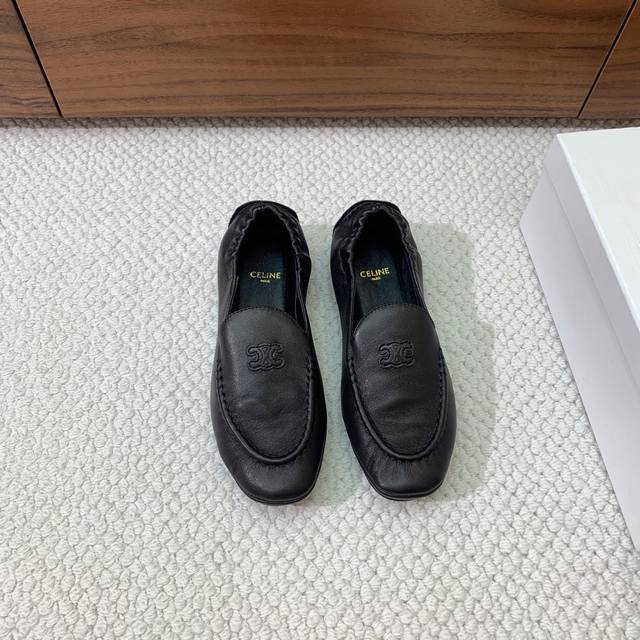 Celi*E loafers. A unique design, custom-made to order! Made of sheepskin and cow
