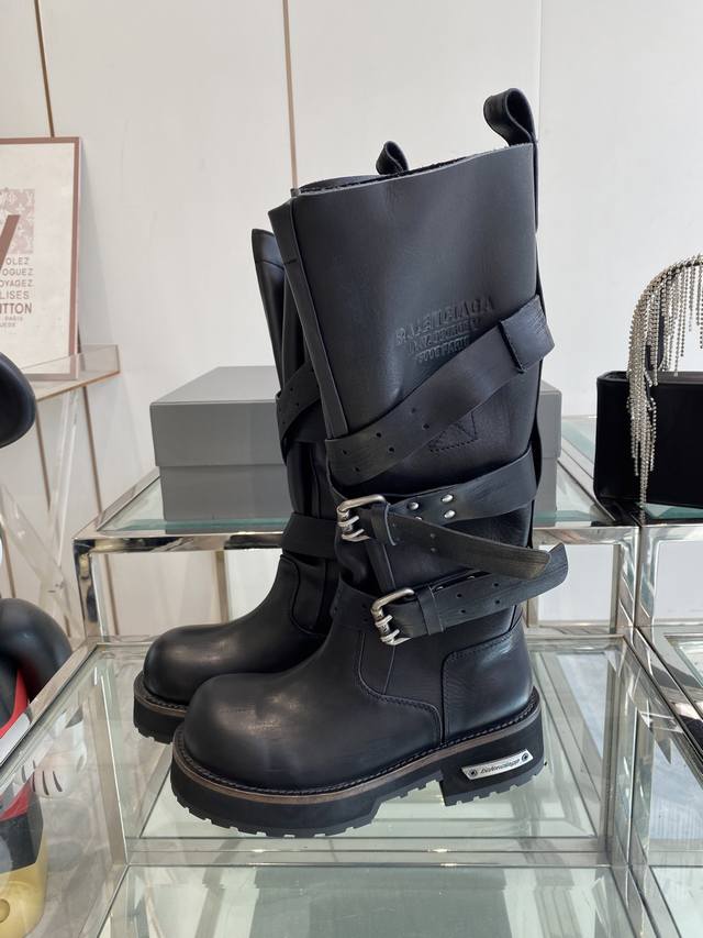 Balenciaga 25Fw Venom Battle-Damaged Boots Venom Boots ~ Dark, functional style!
