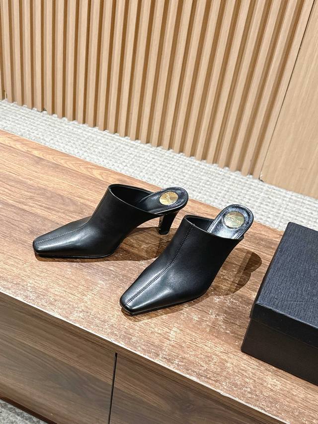Saint Laurent Fall/Winter Flats and Half-Slippers DDD. A trendy and treasured it