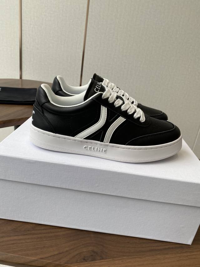 Thin sole Celine's new color Celine Runner sneakers are decorated with the Celin