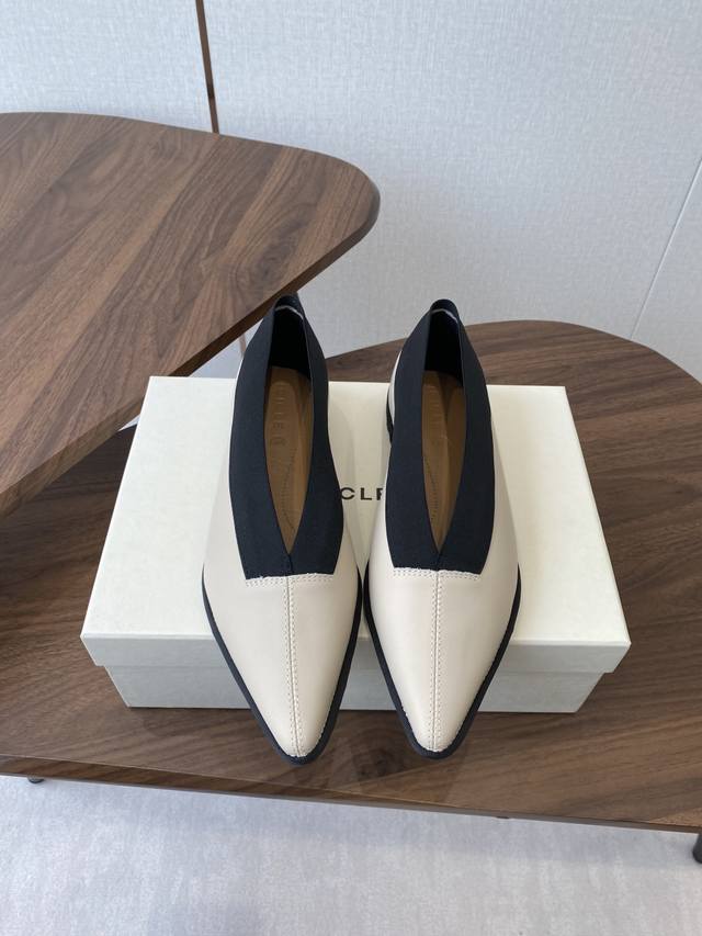 The Icicle flat-soled, pointed-toe shoes made in Dongguan are here! Zhihe is a