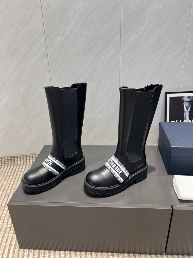 Factory: Exclusive top version of mid-boots Dior 2025Vs early autumn hit D-Major