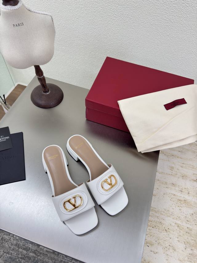 White calfskin flat-bottomed square-toed Warren classic fastener logo slippers c