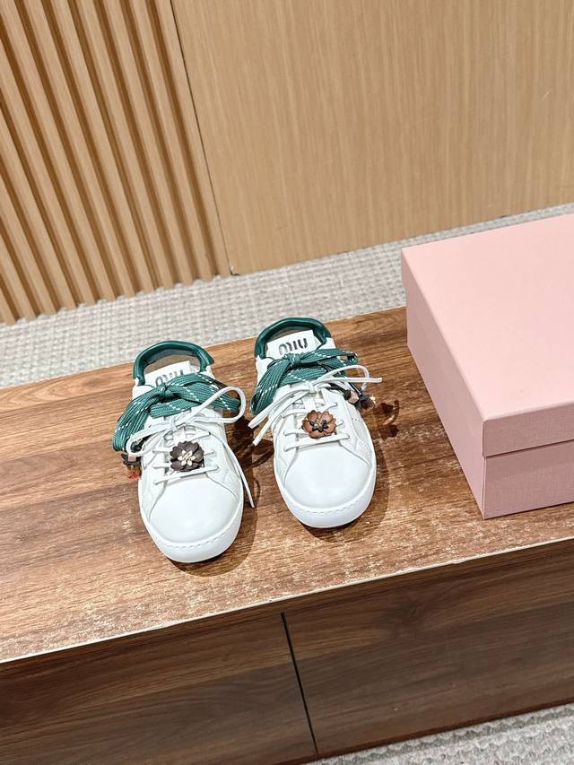 Miu Miu's new British-style lace-up white casual shoes are a new season trend el