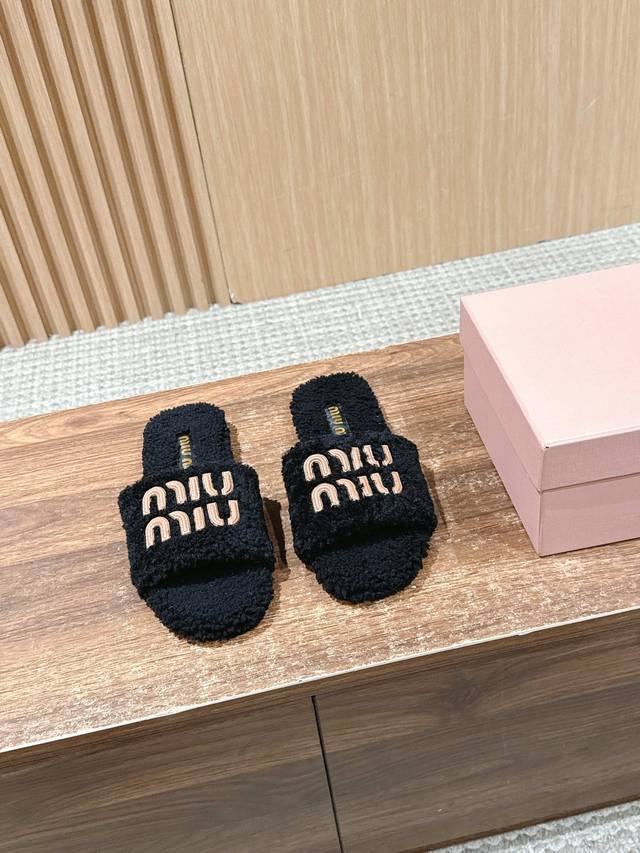 Miu Miu's new furry slippers for fall and winter are a versatile and fashionable