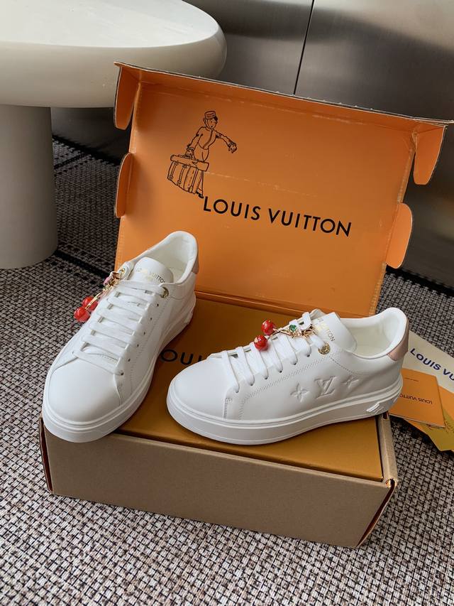 Accessories 60 Louis Vuitton casual white sneakers, highly recommended by influ