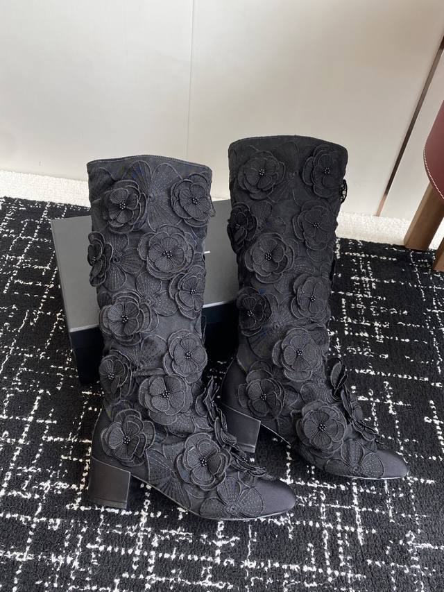 Chanel 25Ss new mesh camellia high boots DDD. The main color is cool black and i