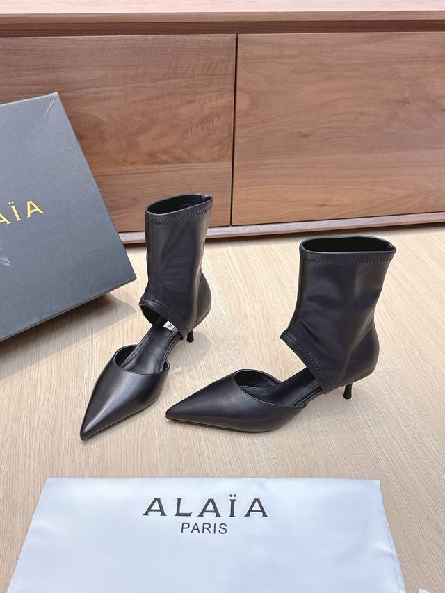 Shopping-level #Alaia's new stretch suede ankle boots are now online. Leg-length