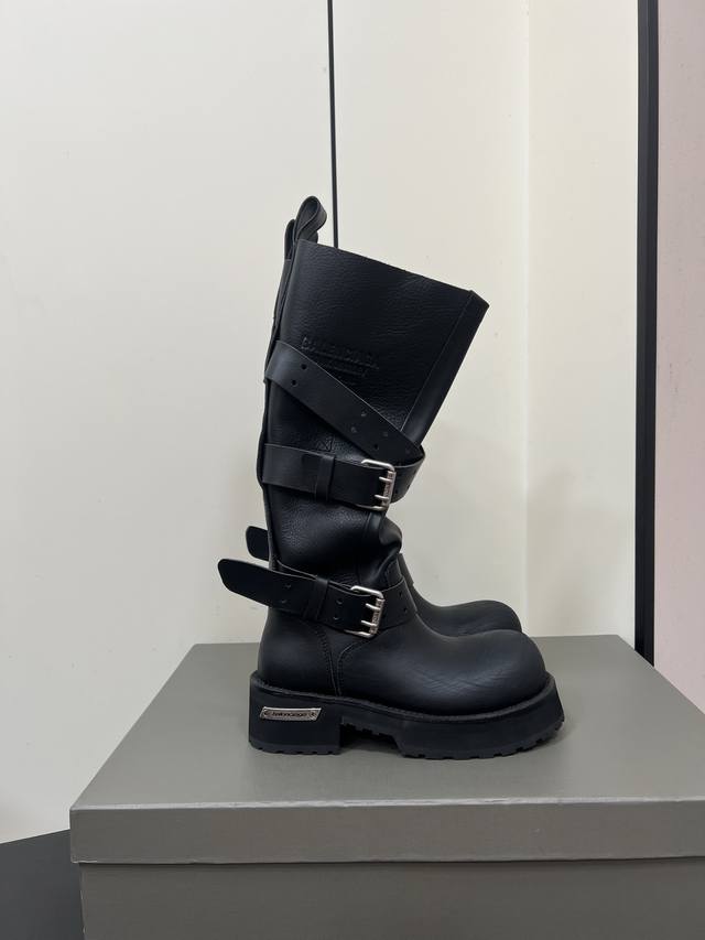 15-inch distressed boots Balenciaga Parisian family's new autumn/winter 25 Venom