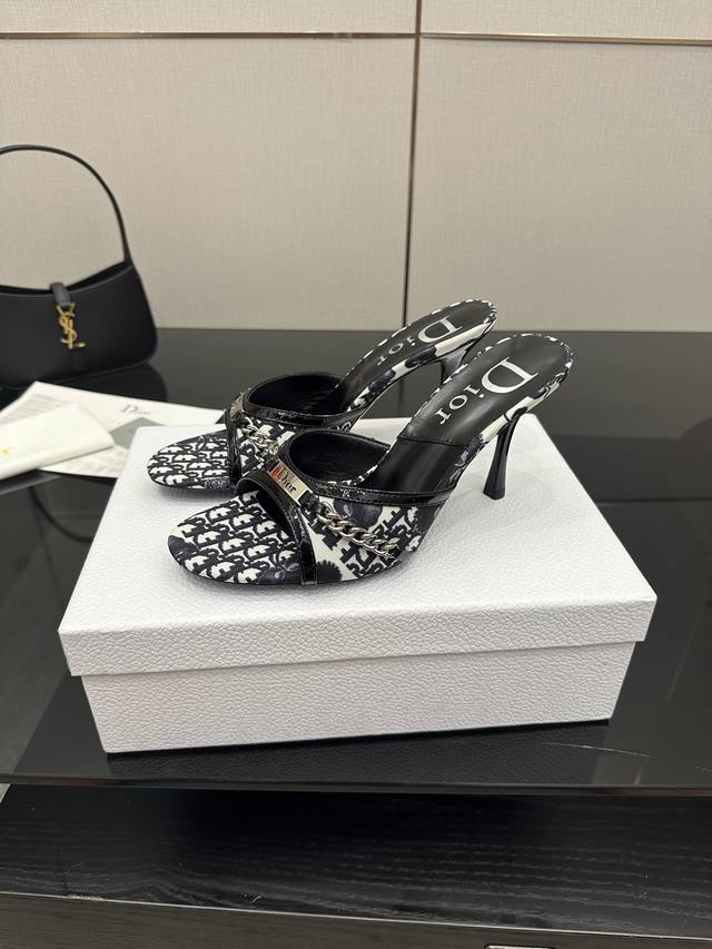 Dior 2025 Spring/Summer catwalk new punk style chain hardware buckle color-block
