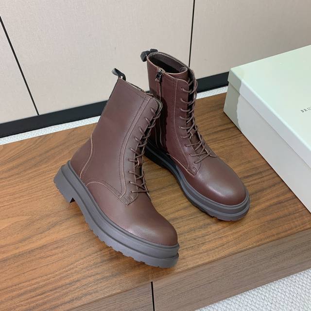 Brunell* Cucinell* New lace-up ankle boots. Upper in cow suede and leather. Shee