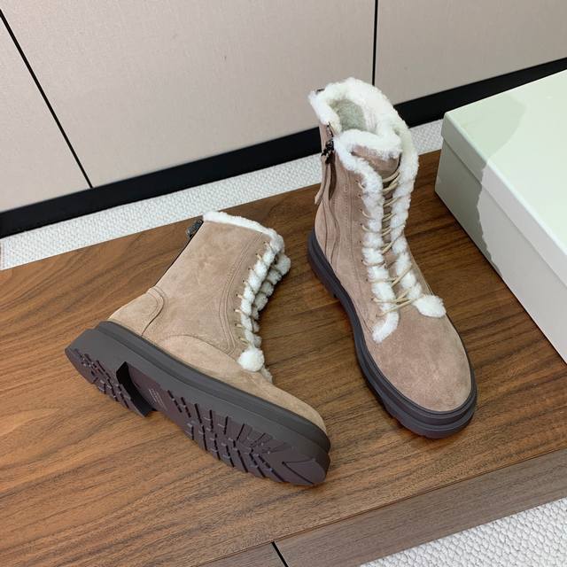 Brunell* Cucinell* lace-up fur-lined ankle boots. Upper made of cow suede and le