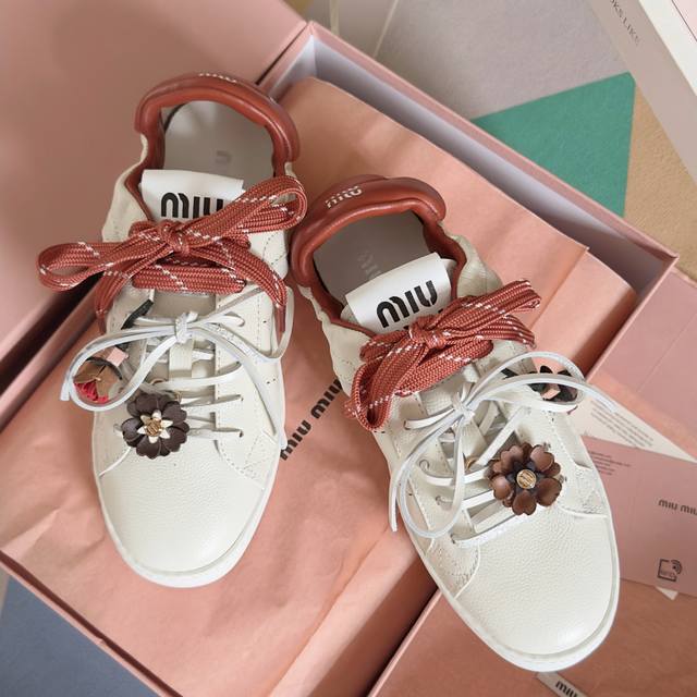 Top version: Women's Miumiu Miu Miu's latest casual sports shoes, white shoes Or