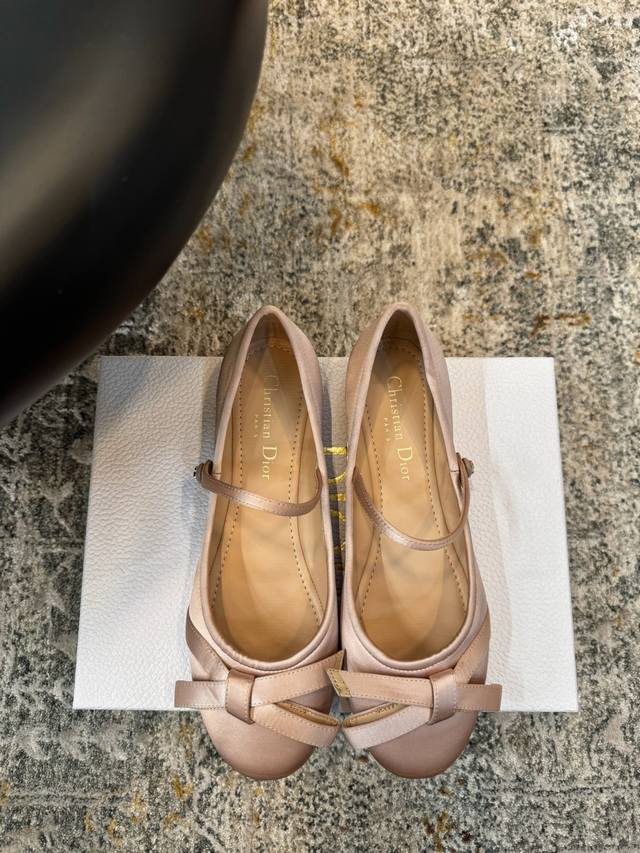 New arrival! Made of silk. Lining: sheepskin. Sole: dyed cowhide. Elegant style