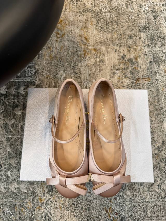 New arrival! Made of silk. Lining: sheepskin. Sole: dyed cowhide. Elegant style