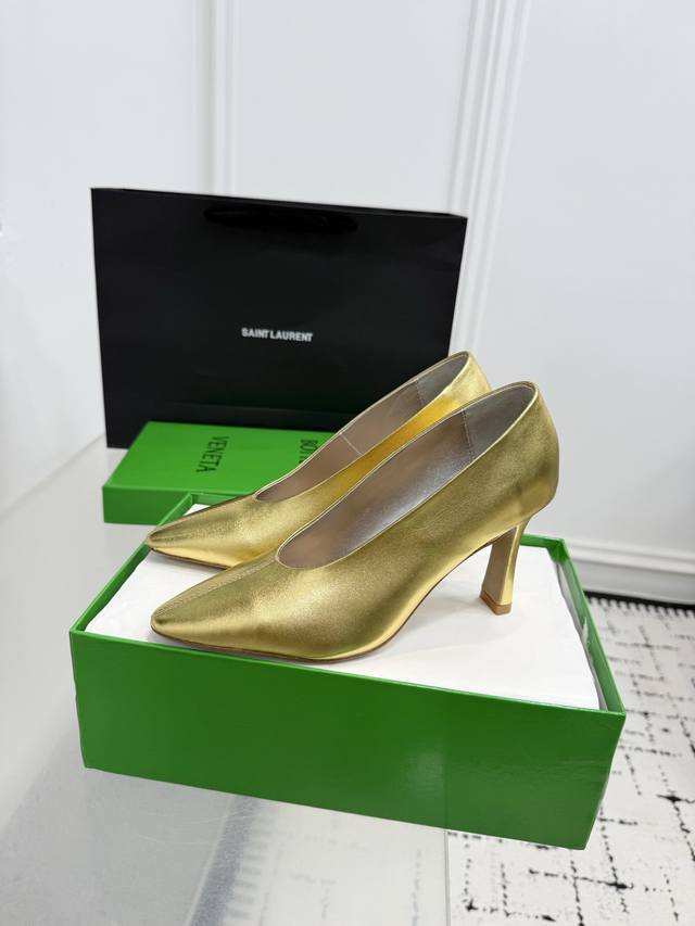 Bottega Venetabv Sofia deep-cut pumps! A must-have for commuting, these round-to