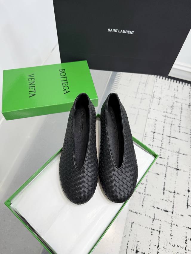 Bottega Venetta Rosa ballet flats! Hand-woven upper, flat sole, soft and comfort
