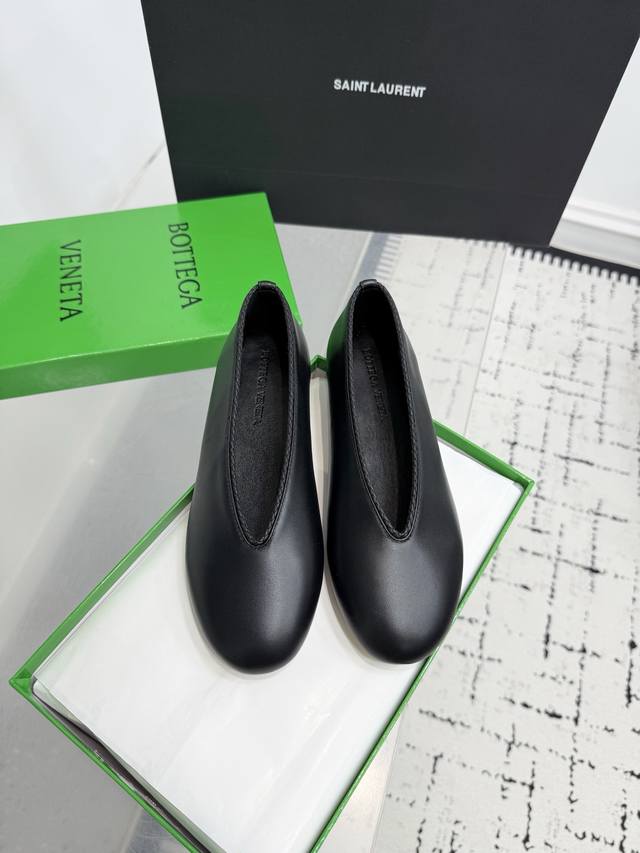 Bottega Venetta Rosa ballet flats! Hand-woven lace inlays on the shoe collar, fl